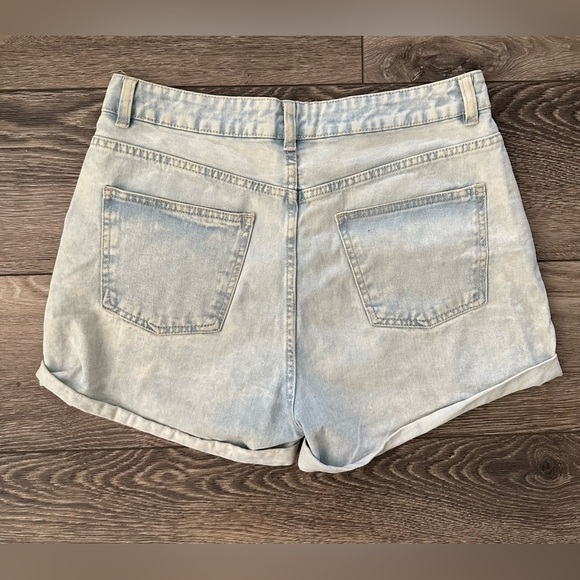 Refuge  Denim Mom Shorts Size 7 Jeans Acid Wash Light Cuff Zip Closure - Picture 6 of 8